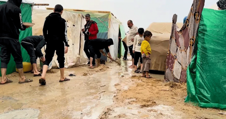 عائلات تعود إلى منازلها المدمرة بعد انسحاب جيش الاحتلال: موجـة البـرد والأمطـار تزيـد من معانـاة النازحـين في غـزة 