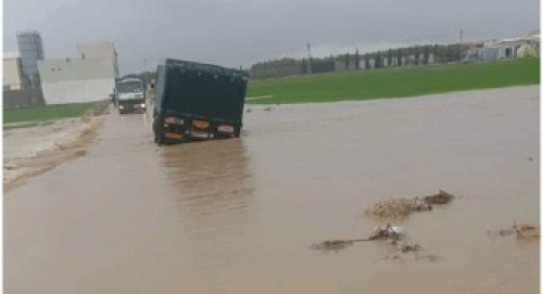 أوقفت الدراسة ببلدية آيت نوال مزادة: السيول تشل طرقات وتغرق منازل بسطيف