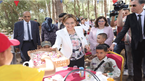 وسط جو عائلي بغابة بوشاوي بالعاصمة: كريكو و دحلب تتقاسمان فرحة العيد مع مسنين وأطفال من ذوي الاحتياجات 