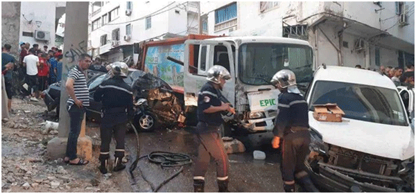 4 ضحايا تعرضوا لإصابات خطيرة: شاحنة قمامة تصدم سيارات وتدهس أشخاصا بقسنطينة