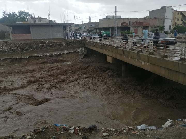 التقلبات الجوية بتبسة :  وفاة شخص و إنقاذ 5 آخرين كانوا عالقين في مركباتهم 