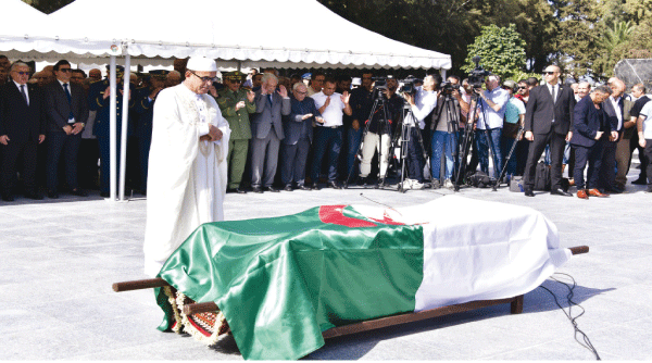 بحضور مسؤولين في الدولة و جمع غفير من المواطنين: تشييع جثمان المجاهد العقيد الطاهر زبيري بمقبرة العالية 