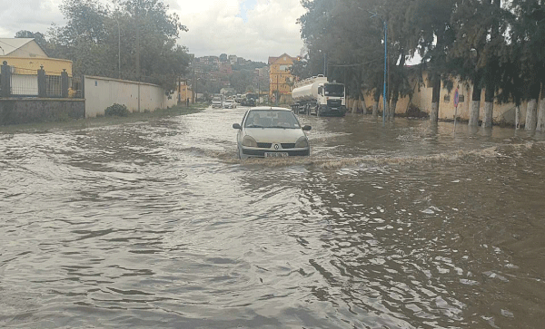 سكيكدة: أمطــــار تتسبّب في فيضانــات وتشل حركــة المـــــرور