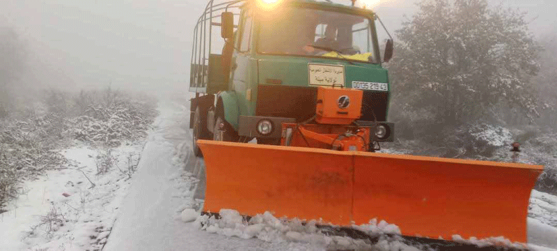 بسبب تراكم الثلوج: عمليـات لفتـح عدة مســالك مغلقة بميـــلة